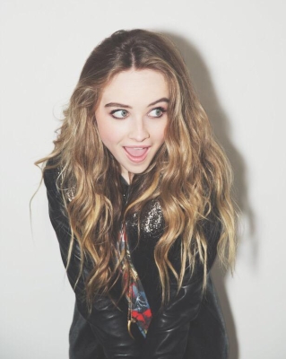 sabrinacarpenter-daily_281329.jpg