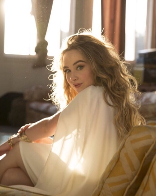 sabrinacarpenter-daily_28729.jpg