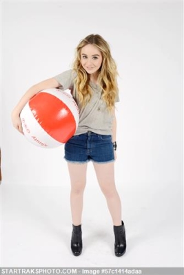 sabrinacarpenter-daily_2812529.jpg