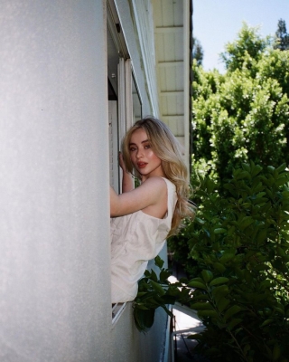 sabrinacarpenter-daily_28229.jpg