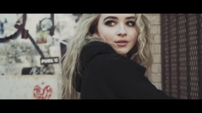 sabrinacarpenter-daily_281229.jpg