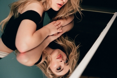 sabrinacarpenter-daily_28329.jpg