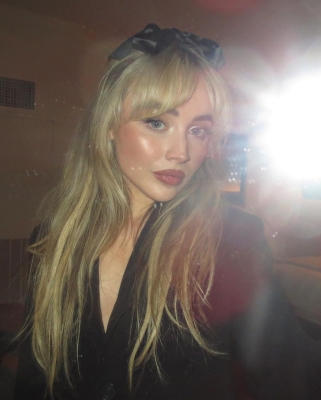 sabrinacarpenter-daily_282629.jpg