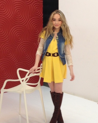 sabrinacarpenter-daily_2879529.jpg