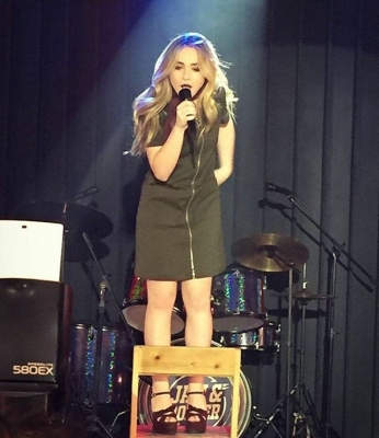 sabrinacarpenter-daily_281529.jpg