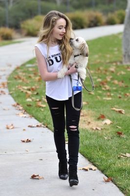 sabrinacarpenter-daily_28129.jpg