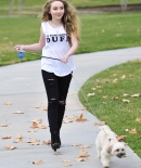 sabrinacarpenter-daily_281129.jpg