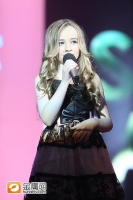 sabrinacarpenter-daily_28329.jpg