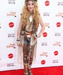 sabrinacarpenter-daily_281929.jpg