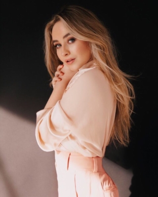 sabrinacarpenter-daily_28929.jpg