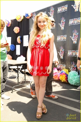 sabrinacarpenter-daily_28129.JPG