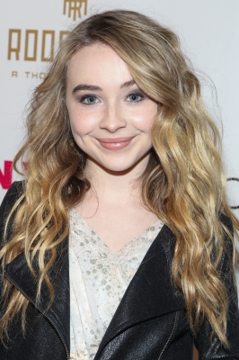 sabrinacarpenter-daily_28329.jpg